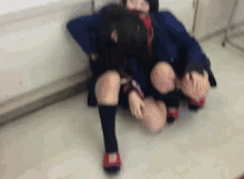 超楽しそうな女子●生…はしゃぎすぎてパンチラしてもおかまいなし！？動いてるおふざけがエロ可愛いエロGIF画像の画像
