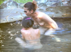 女性客のすっぽんぽんがまる見え！？プロが撮った露天風呂がやばい…女湯盗撮エロ画像の画像
