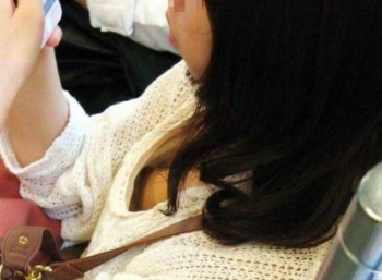 乳首が見えた瞬間はマジ興奮！！キワドい胸元がエロ過ぎて目が離せない街撮りされた胸チラ画像の画像