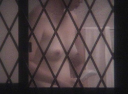 犯罪の匂いがする…ガチで覗きをしているような興奮感！そこらへんの民家の窓から家の中を撮った盗撮エロ画像の画像