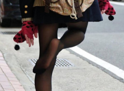 黒パンスト履いてる女子●生の美脚が超色っぽい…チンポをシゴいて欲しくなる美脚フェチエロ画像の画像