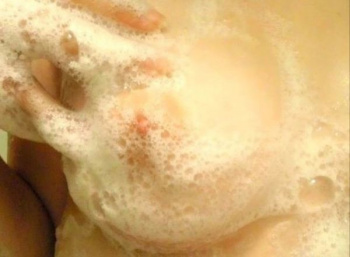 泡まみれのおっぱいがエロい…素人の女の子がお風呂で自撮りしたおっぱい！ゾクゾクするほどエロい自撮りエロ画像の画像