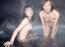 湯けむりの中でみる女の子の全裸がめちゃくちゃ色っぽい！温泉旅行中に撮られた素人のわいせつ画像の画像