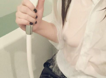びしょ濡れになった女の子の透けて見える乳首がセクシー！男の理性が崩壊する濡れシャツ透け乳首画像の画像