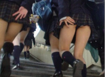 日常生活でも遭遇しやすいシチュエーションだけに興奮する…一般女性のパンチラがただで拝める階段パンチラ画像の画像