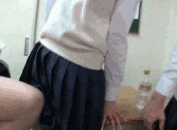 学校の中でも外でも…場所をわきまえず悪ノリする女子●生たちのちょっとエッチなおふざけエロGIF画像の画像