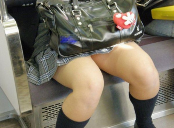 むっちりすべすべ！若さ溢れるミニスカ女子●生の太ももがすげーエロい…超色っぽい街撮り画像の画像