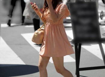 ミニのワンピって妙に色っぽい…美脚を剥き出しにする女の子たちのミニワンピースエロ画像の画像