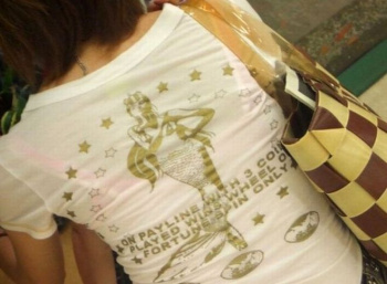シャツが透けてくっきり見えるブラジャーがセクシー！街中でひときわ色っぽいお姉さんの透けブラエロ画像の画像