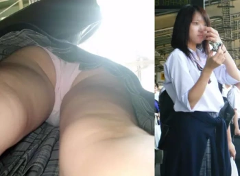女子高生の下半身がエロ過ぎてやばい…スカートの中を真下から撮った逆さ撮りパンチラ画像の画像