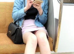 パンチラしてる女の子が多すぎる…電車に乗れば簡単に拝めるセクシーなパンチラエロ画像の画像