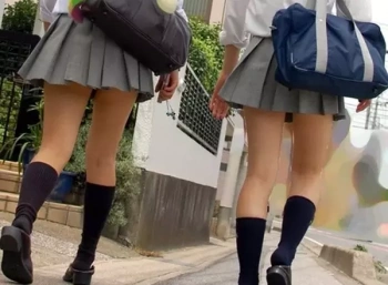 女子高生たちの未成熟な太ももってエッチな妄想を掻き立てるよね♪街撮りされた美脚エロ画像の画像