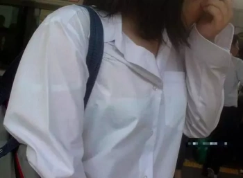 女子高生のブラウスが透け透け…この季節は街中で佇むだけでも興奮するエッチな透けブラエロ画像の画像