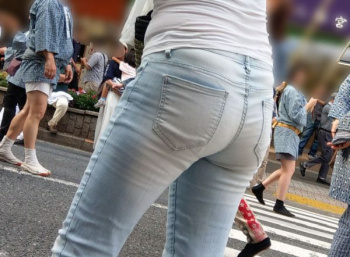 ジーンズが張り裂けそうなほどパツンパツン！大きなお尻が痴漢不可避…スケベな着衣巨尻エロ画像の画像