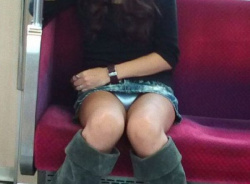 電車の中で見つけたセクシーな下半身…無自覚にパンツを見られてしまったハプニングエロ画像の画像