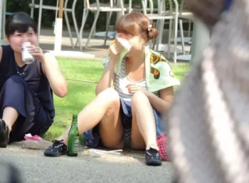 うっかりパンチラしてしまう女の子たち…無自覚なエロさが男の性欲を刺激する素人のハプニングエロ画像の画像