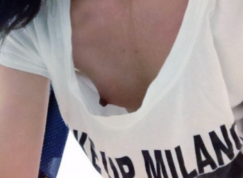 チラッと見える女性のおっぱいがエロ過ぎ…街中で無自覚に色気を振りまく女性たちの胸チラ画像の画像