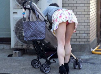人妻さんのパンチラが尋常じゃなくセクシー…小さな子供に気を取られた若ママさんのパンチラ盗撮画像の画像