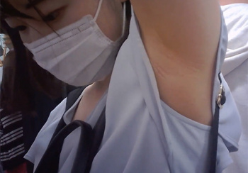 【ワキフェチ】素人女子大生さん 電車の中でリアルすぎるワキの下をこっそり撮られてた!の画像