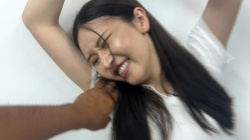 街角で声をかけてくすぐりさせてもらう エッチで金欠な女の子 ゆりなちゃん の紹介・レビューの画像