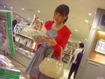 【素人盗撮】これエロい!真面目そうな娘のパンチラ逆さ撮りしたら予想外のハデハデな赤色パンツだった件の画像