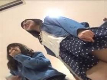 【素人盗撮】ショッピング中の娘2人組を付け回し!隙を狙って逆さ撮りしてピンク色のパンチラをゲットだぜの画像