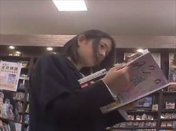 【素人盗撮】何かの雑誌に夢中になってる娘のパンチラを逆さ撮り！真面目そうな娘の派手な紫パンツの衝撃の画像