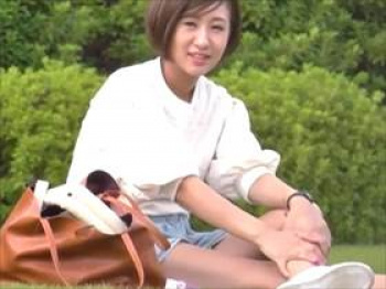 【素人盗撮】若くて綺麗なお母さん!公園でくつろいでる時にショートパンツの間から見えるパンチラがエロ過ぎたの画像