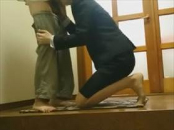 【個人撮影】一般人宅の玄関で盗撮された流出映像!スーツ姿の女性がやってきて始まる生々しい性行為がこちらの画像