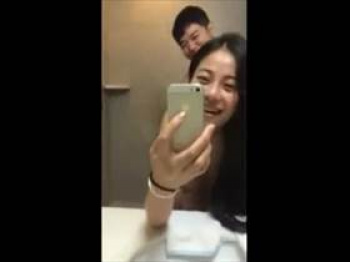 【個人撮影】綺麗な彼女のアヘ顔流出!立ちバックでのセックスを彼女がスマホで撮影したセックス映像がこれの画像