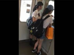 【素人盗撮】街で見かけたカワイ子ちゃんにコンビニから電車に乗るまでついて行きパンチラ逆さ撮りしてるやつの画像