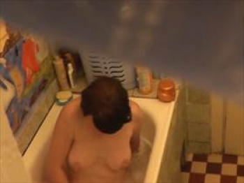 【無修正盗撮】大好きな義理の母の入浴を盗撮したらオナニー始めた!そのまま撮影した映像を息子が流出の画像