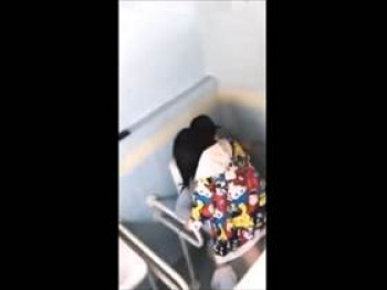 【個人撮影】イタ過ぎる若気の至り流出映像!トイレでセックスするカップルを友人が会話しながら撮影の画像