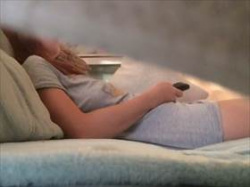 【素人盗撮】彼女のベッド横に隠しカメラを設置！彼女がオナニー始める瞬間から終わるまでの一部始終がこれの画像