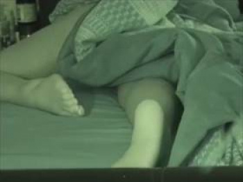 【無修正・盗撮】生々しい‥寝室に仕掛けた隠しカメラが布団でモゾモゾ自慰行為に耽る嫁の姿を撮影している映像の画像