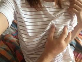 【個人撮影】素人カップルのイチャイチャ投稿映像!彼氏が彼女のおっぱい触ってる様子を彼女が自撮りしてみたの画像