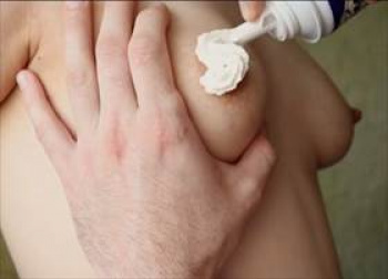 【個人撮影】楽しそうな事してる!彼女の乳首に生クリーム絞って彼氏が舐めてる動画の彼女の反応がリアルでいいの画像