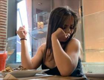 【個人撮影】南米美女がレストランで食事しながら彼氏にローターを遠隔操作されてる映像がこちら！リアルな反応の画像