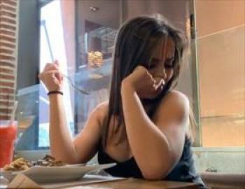 【個人撮影】南米美女がレストランで食事しながら彼氏にローターを遠隔操作されてる映像がこちら!リアルな反応の画像