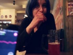 【個人撮影】お酒飲みながら遠隔操作できるローターで彼女の反応を撮影している素人カップル投稿映像がエロいの画像