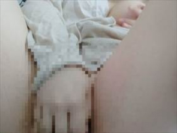 【個人撮影】電マと指を使った自慰行為を自画撮りして投稿!エロい喘ぎ声で感じてガチ逝きする様子の画像