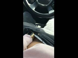 【個人撮影】車の運転席でズボンに手を入れ自慰に耽る様子を自撮りして投稿！プルプルと痙攣する様子がリアルの画像