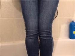 【個人撮影】バスルームでジーパン履いた娘がお漏らししてる様子を自撮りしている投稿映像！喘ぎ声も・・・の画像