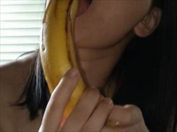 【個人撮影】車の中でバナナをフェラしながらおっぱいを弄ったりして自慰行為に耽る様子を自撮り投稿する娘の画像