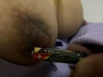 【個人撮影】彼女に乾電池で乳首オナニーさせてみた!コリコリに勃起した彼女の黒乳首がエロい投稿映像の画像
