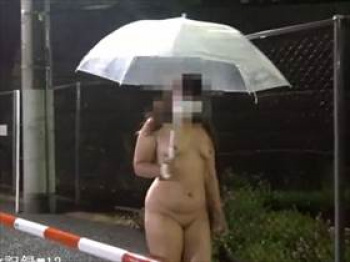 【個人撮影】雨の日に傘をさしながら露出撮影している素人カップルの投稿映像がこちら!ドキドキ・・・の画像
