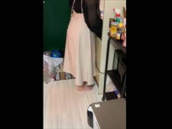 【個人撮影】キッチンで洗い物する彼女のムラムラしてカメラ持って服脱がせる様子を撮ったカップル投稿映像の画像