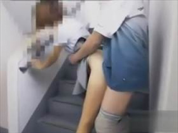 【個人撮影】階段の踊り場で情事!若い彼女と中年男の不倫カップルが投稿用に撮影したプライベート映像の画像