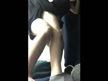 【個人撮影】ナンパして家に連れ込んだ女の子と立ちバックでセックスする様子をこっそり撮ってみた投稿映像の画像