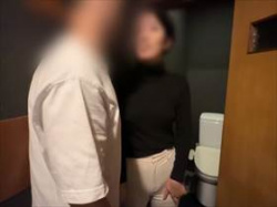 【個人撮影】居酒屋での飲み会で抜け出しトイレでエロい事する男女‥の妄想する夫婦の投稿映像がヤバいの画像